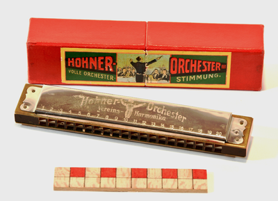 878212 Afbeelding van een Hohner mondharmonica, met de originele verpakking, uit de objectencollectie van het ...